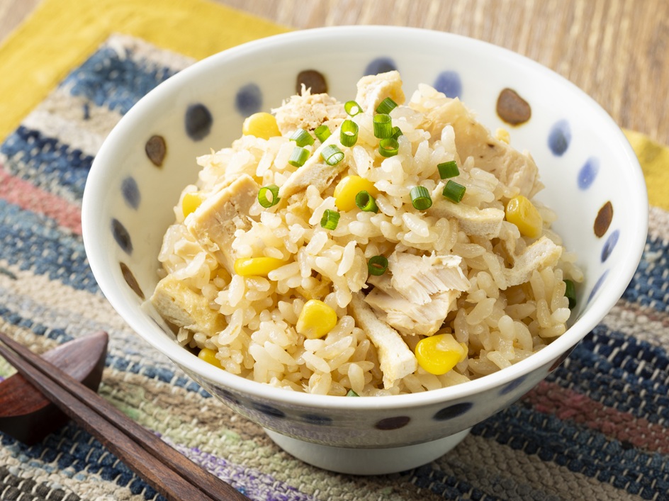 ツナとコーンとお揚げの炊き込みごはん