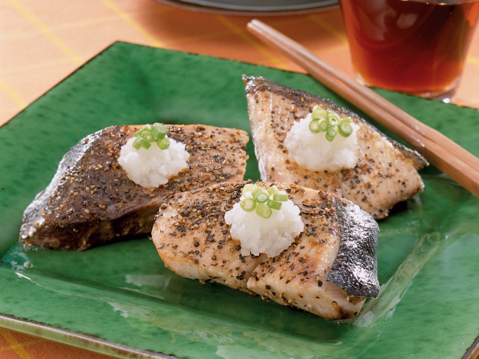 ブリの黒こしょう焼きおろし添え